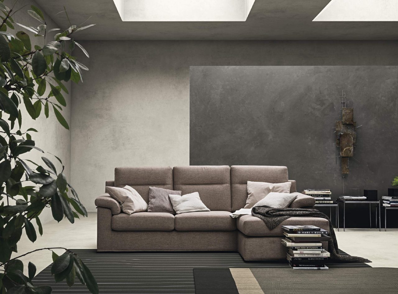 https://www.lucianiarreda.it/wp-content/uploads/2022/02/Divani-Moderni-1280x946.jpg